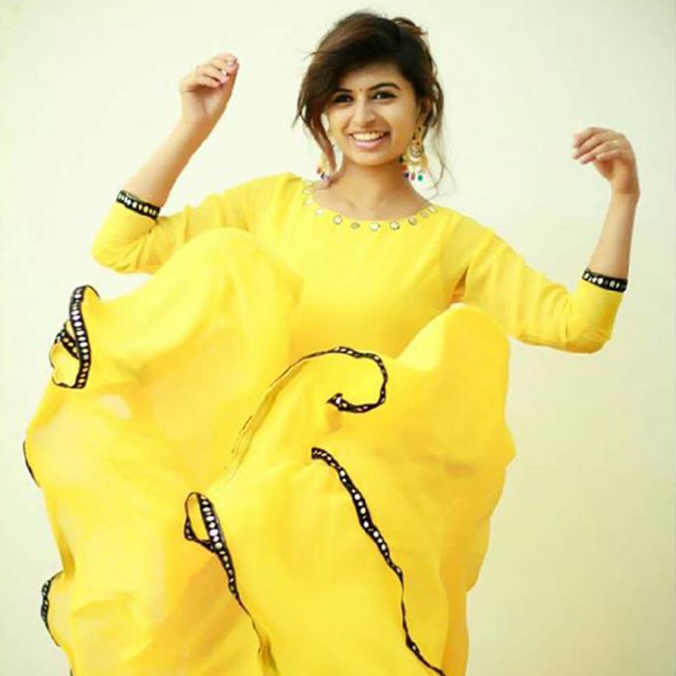 Eruma Saani harija in yellow dress