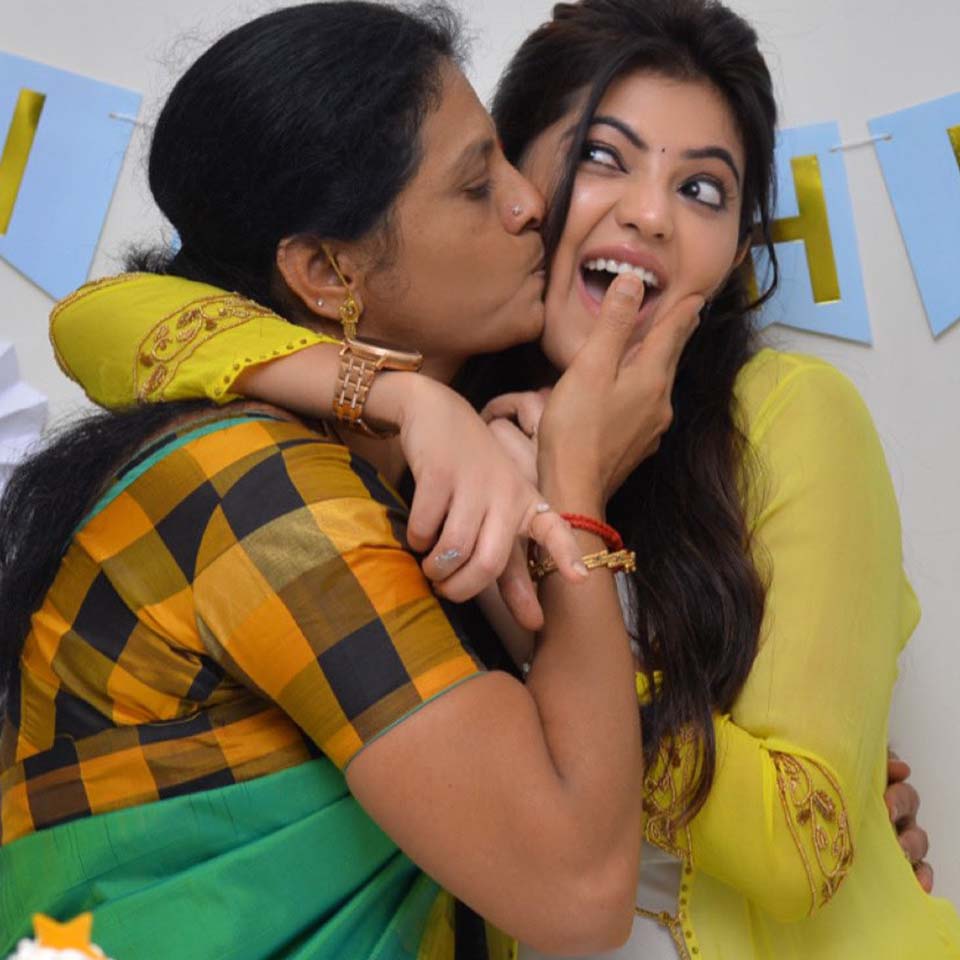 Athulya Ravi and his mother