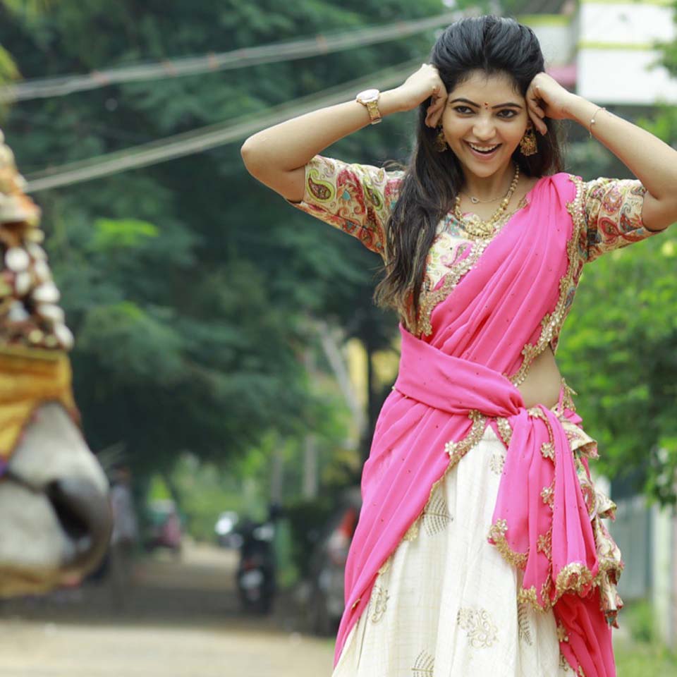 Athulya Ravi cute expression