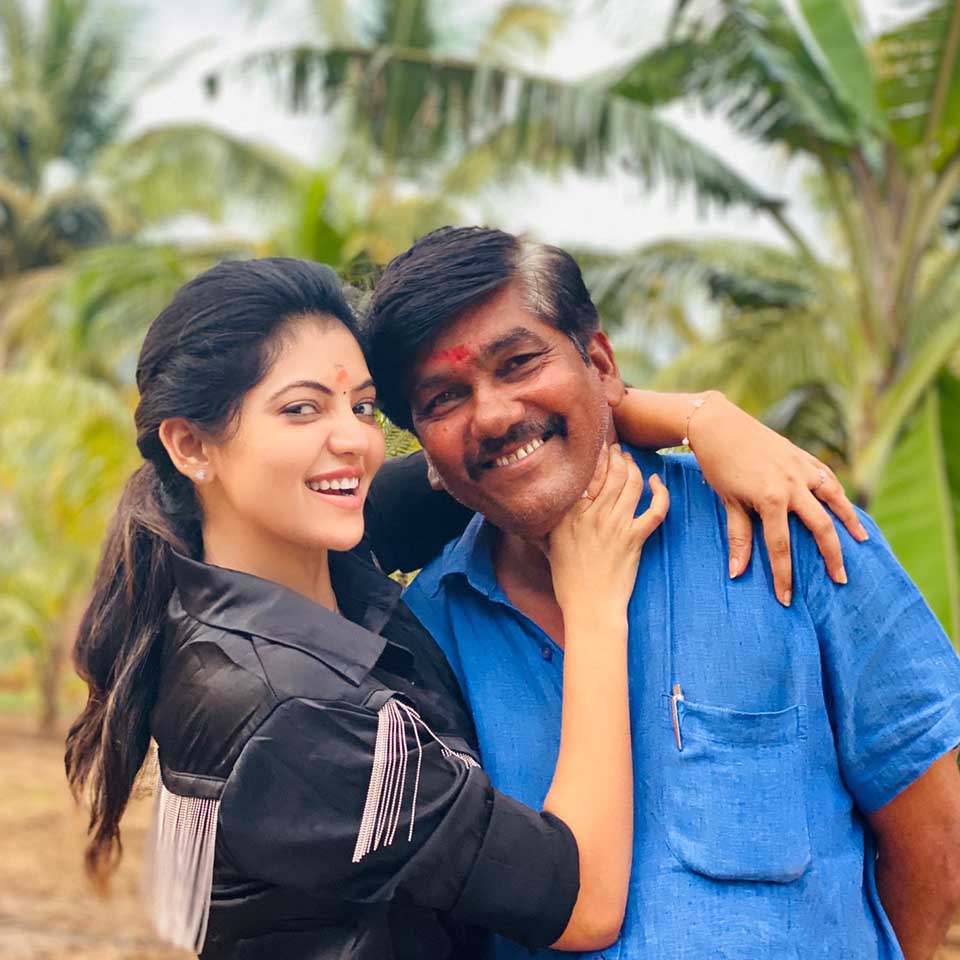 Athulya ravi with her father